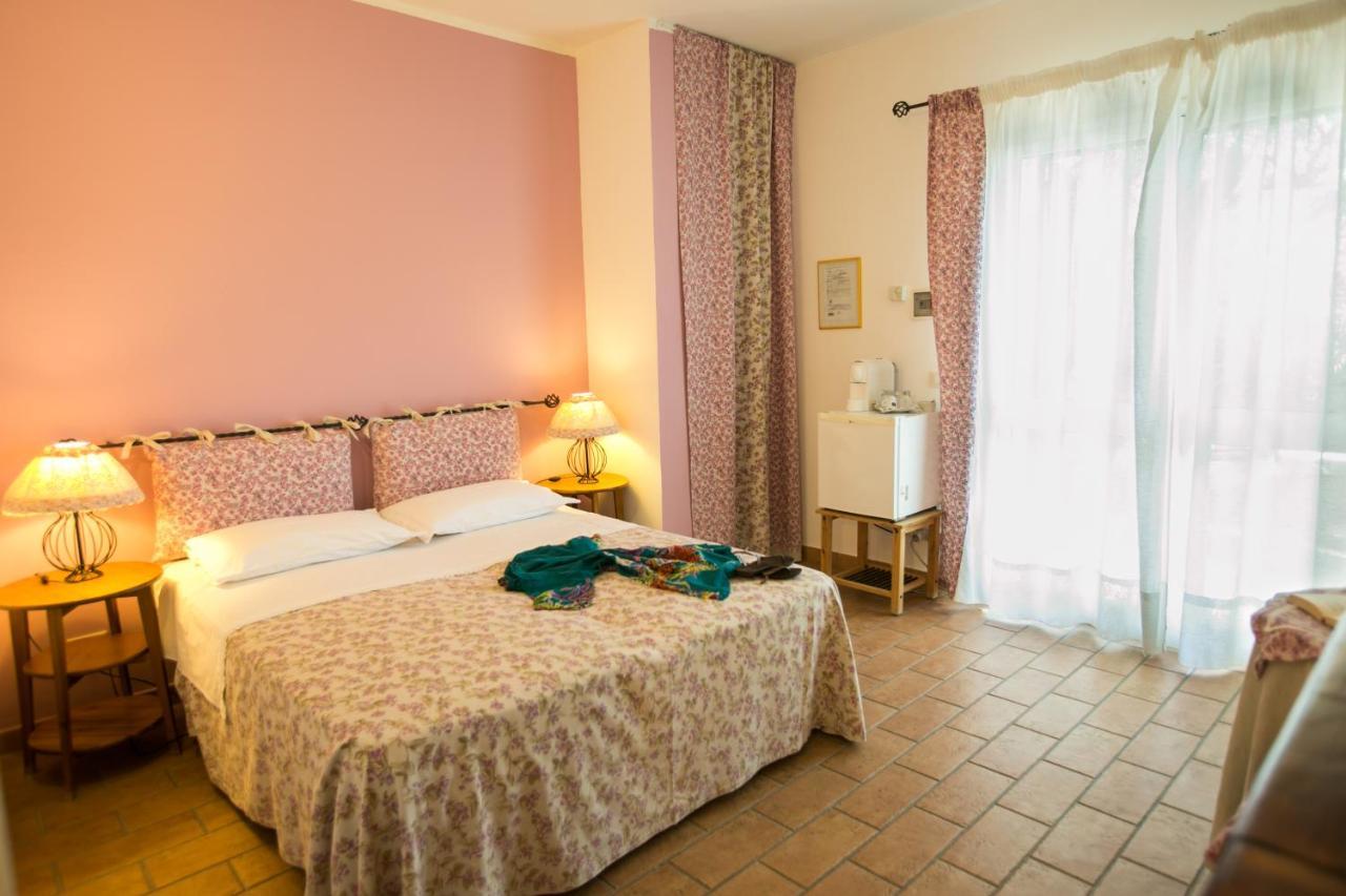 Le Raganelle Hotel Oneglia Esterno foto